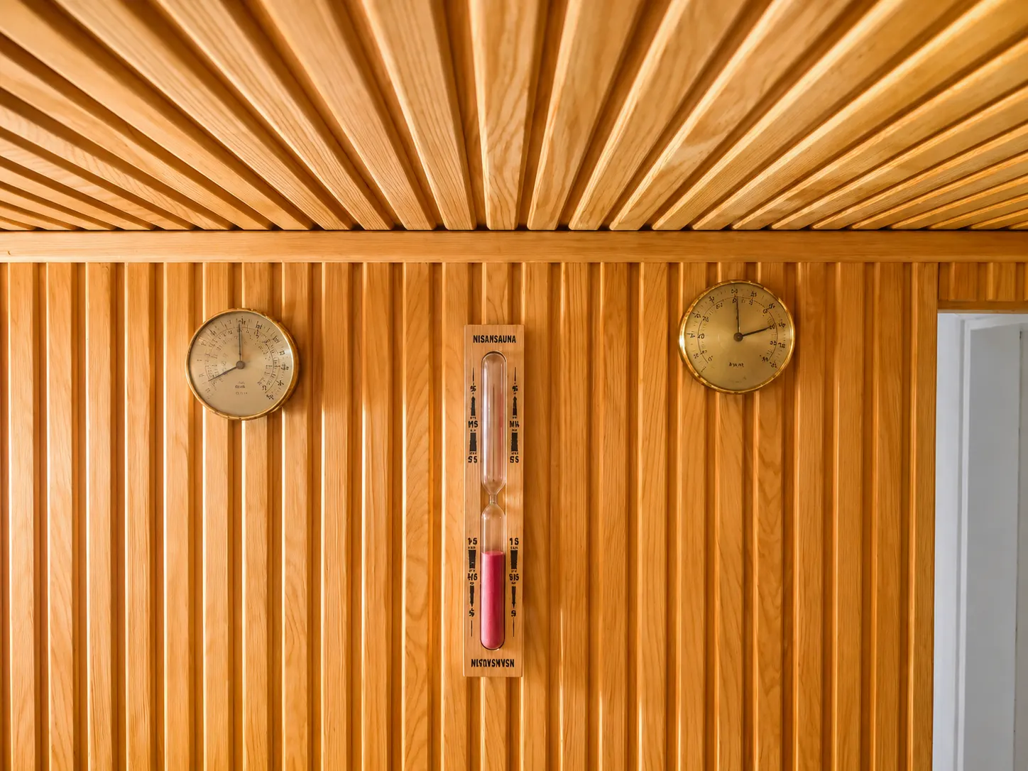 Sauna termometre ve ahşap detayları