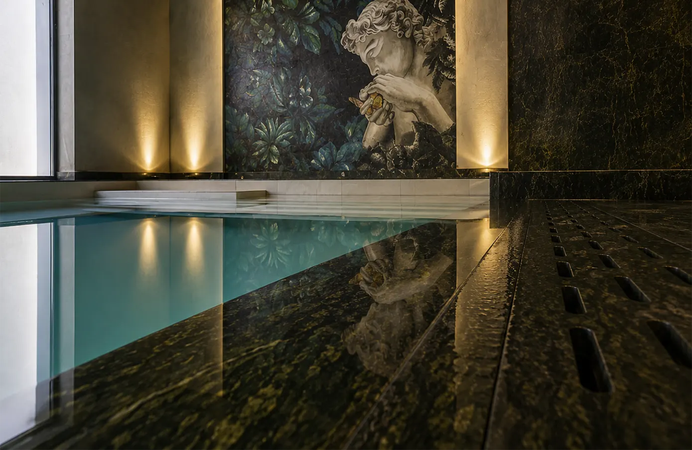 Indoor pool – 30x60 cm porcelain tiles and natural green marble details