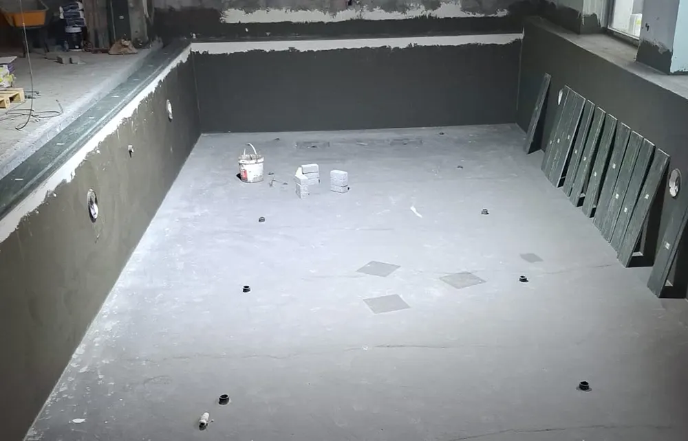 Kapalı yüzme havuzu porselen kaplama öncesi su yalıtımı uygulamaları