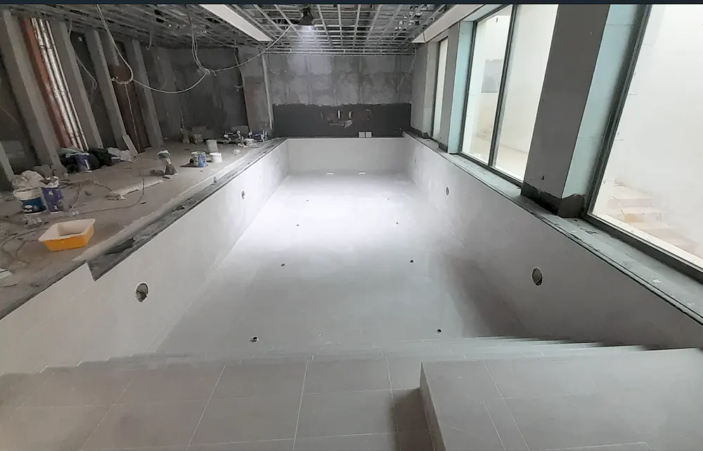 Kapalı yüzme havuzu 30x60 porselen ve doğal mermer kaplama uygulamaları